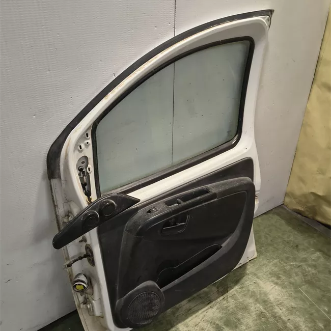 Porta anteriore destra