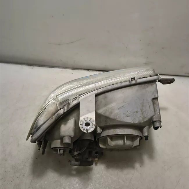 Proiettore sinistro con fanalino anteriore