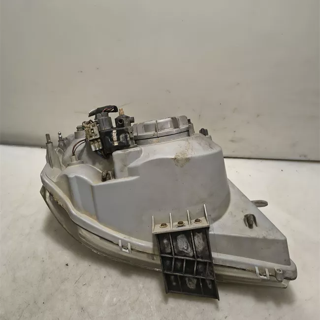 Proiettore sinistro con fanalino anteriore