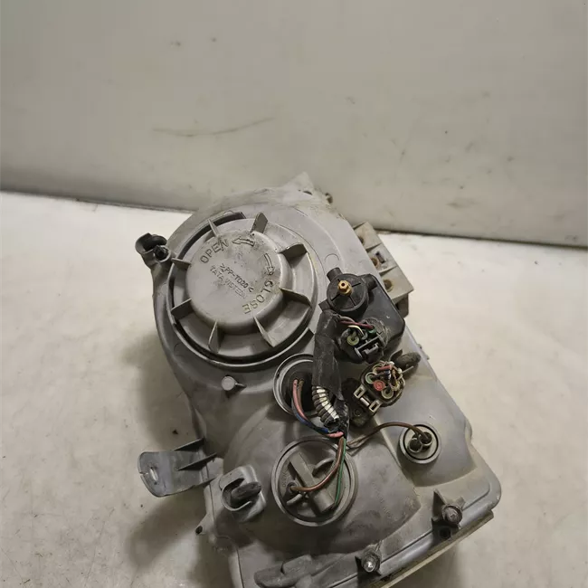 Proiettore sinistro con fanalino anteriore