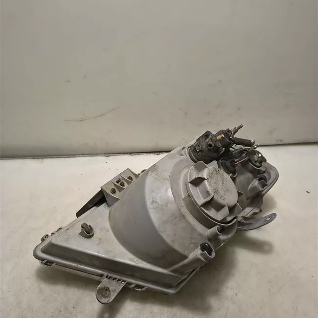 Proiettore sinistro con fanalino anteriore