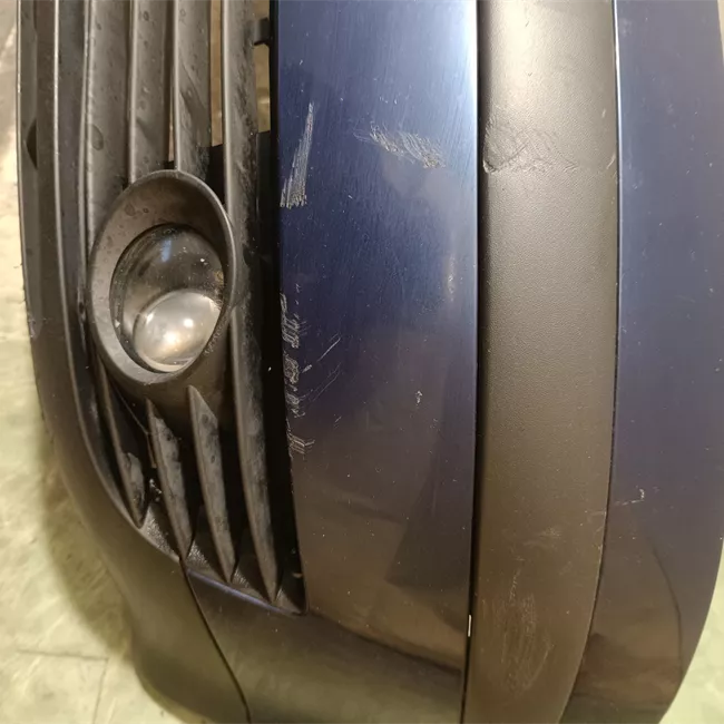 Paraurti anteriore con mano di fondo