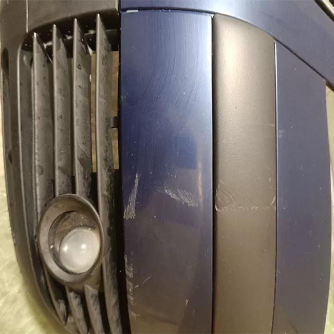 Paraurti anteriore con mano di fondo