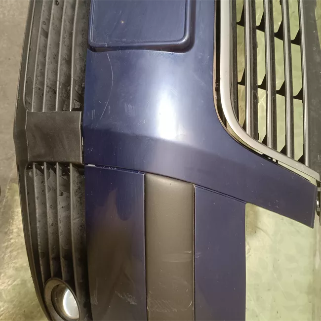 Paraurti anteriore con mano di fondo