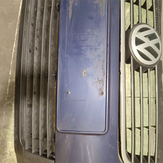 Paraurti anteriore con mano di fondo