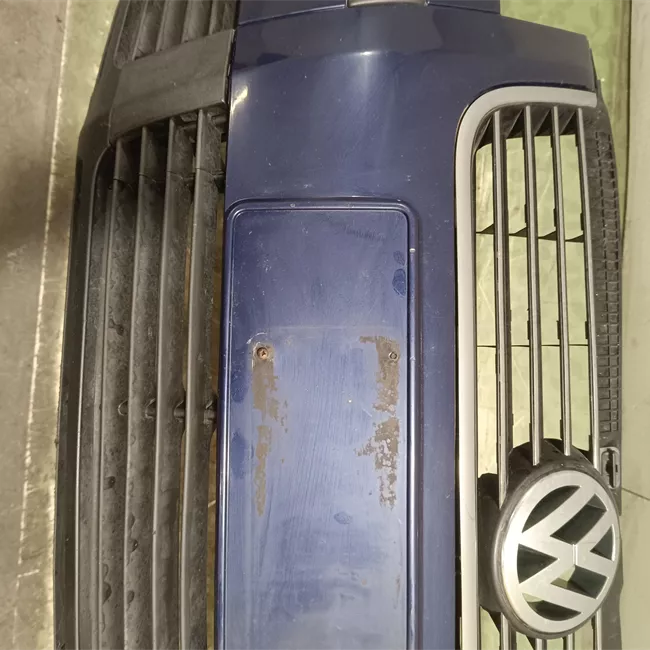 Paraurti anteriore con mano di fondo