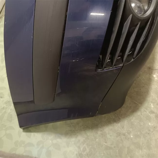 Paraurti anteriore con mano di fondo