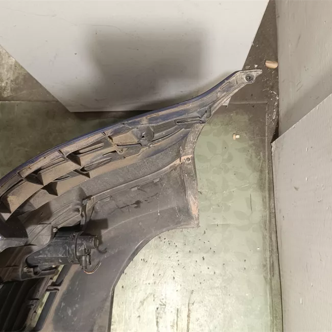 Paraurti anteriore con mano di fondo