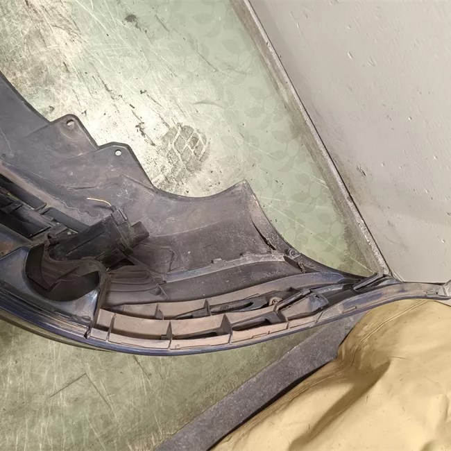 Paraurti anteriore con mano di fondo