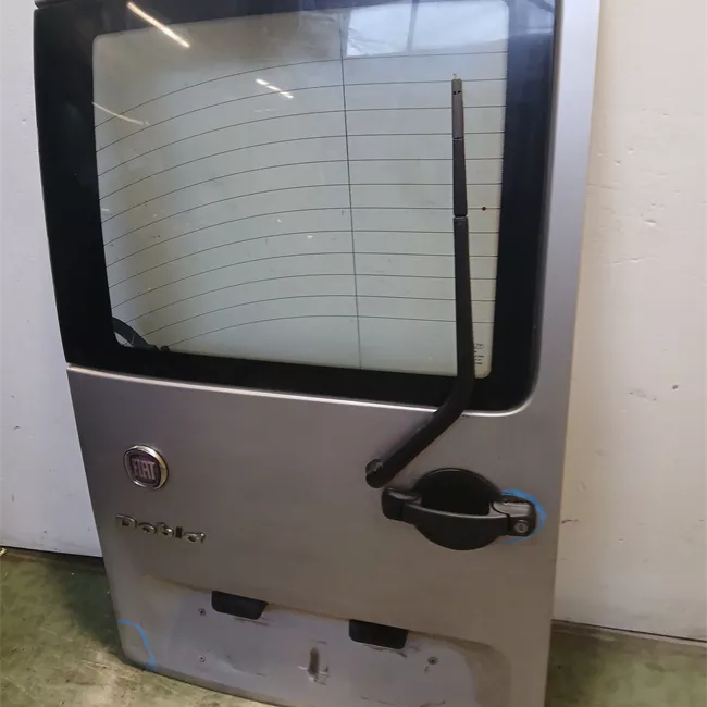 Porta carico posteriore a battente sinistra