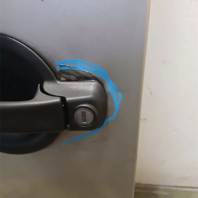 Porta carico posteriore a battente sinistra