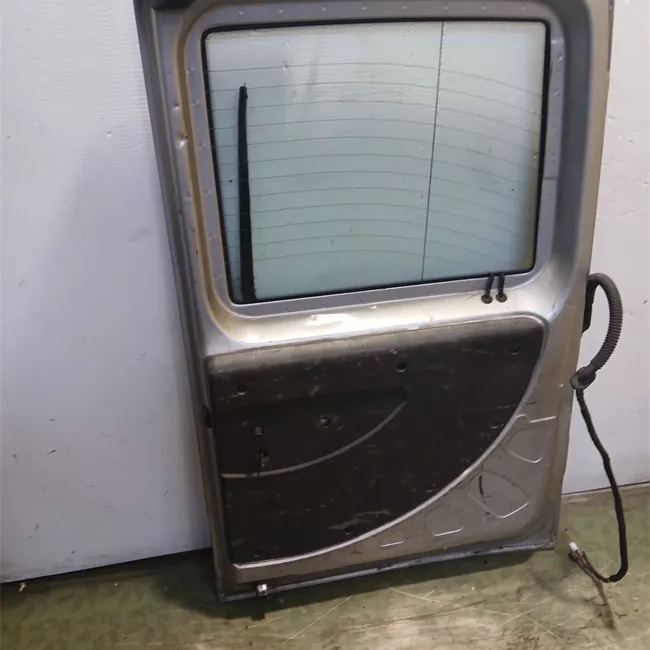 Porta carico posteriore a battente sinistra