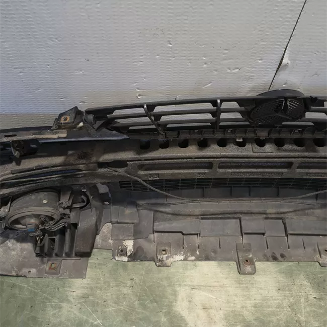 Paraurti anteriore Eleg., con parktronicon bi-xeno primer