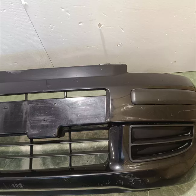 Paraurti anteriore nero