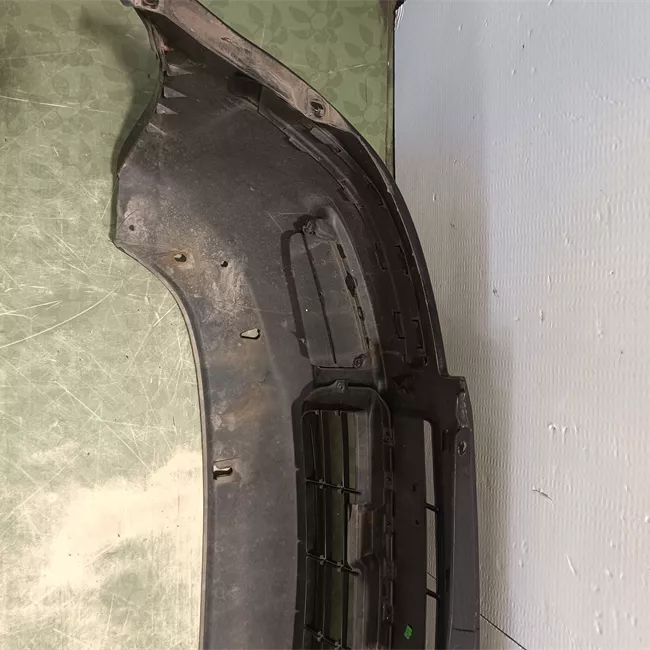 Paraurti anteriore nero