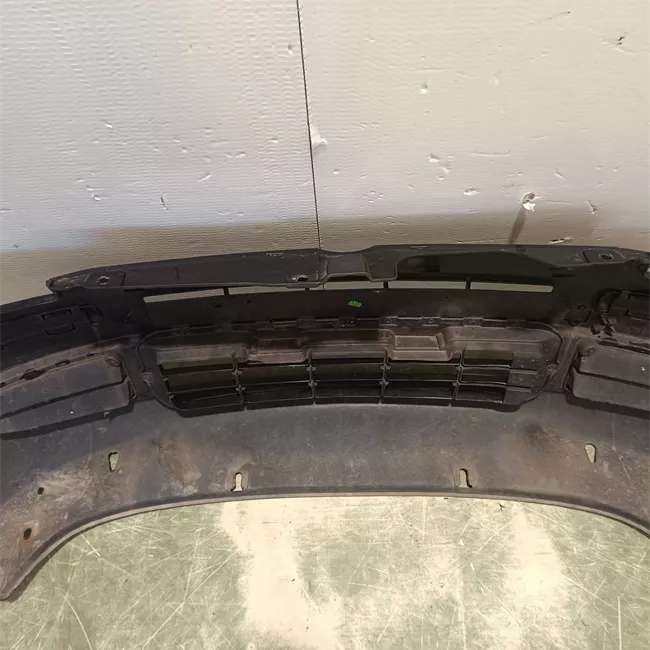 Paraurti anteriore nero