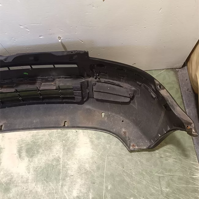 Paraurti anteriore nero