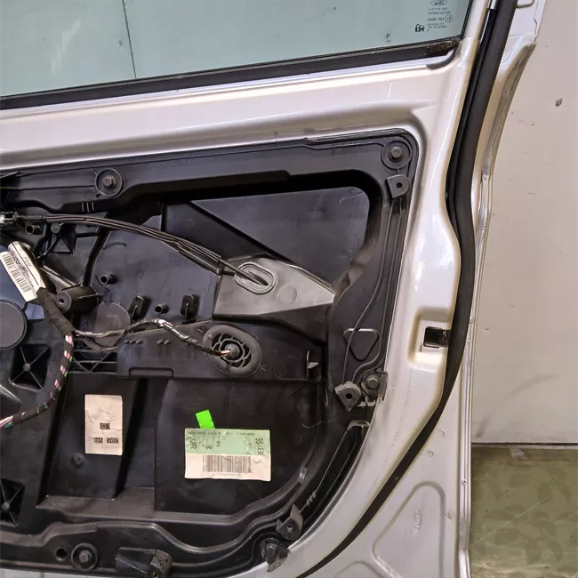 Porta anteriore destra