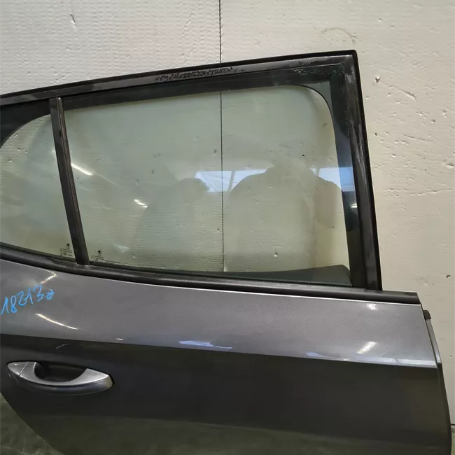 Porta posteriore destra con metà cerniere