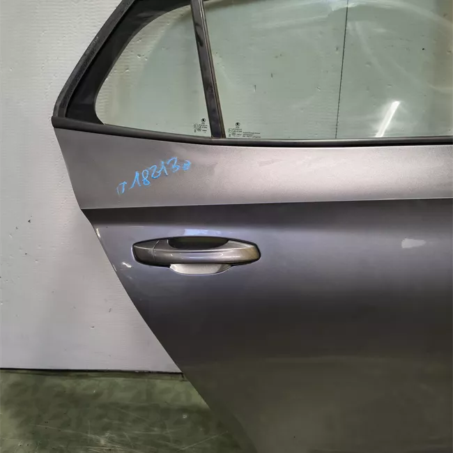 Porta posteriore destra con metà cerniere