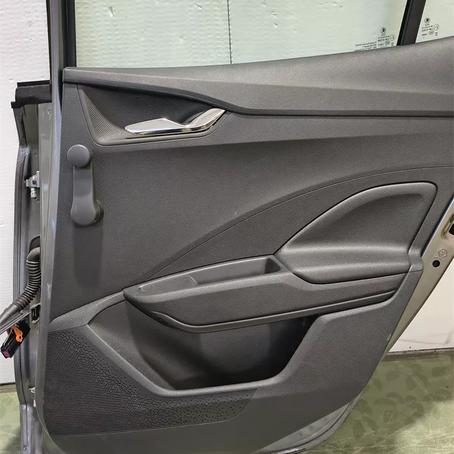 Porta posteriore destra con metà cerniere