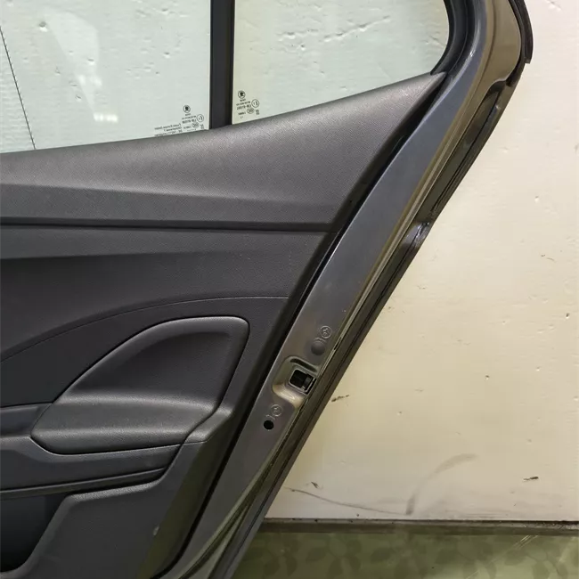 Porta posteriore destra con metà cerniere