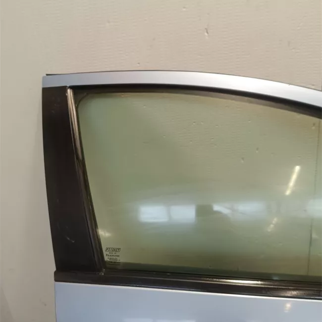 Porta anteriore destra