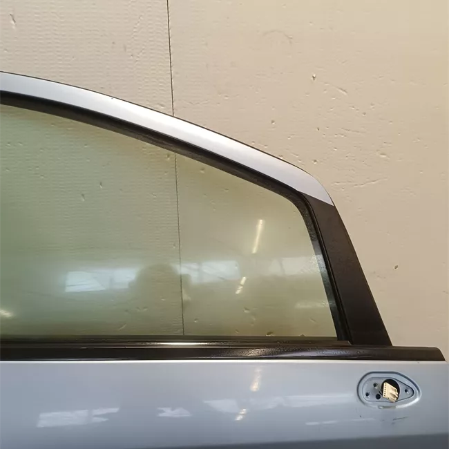 Porta anteriore destra