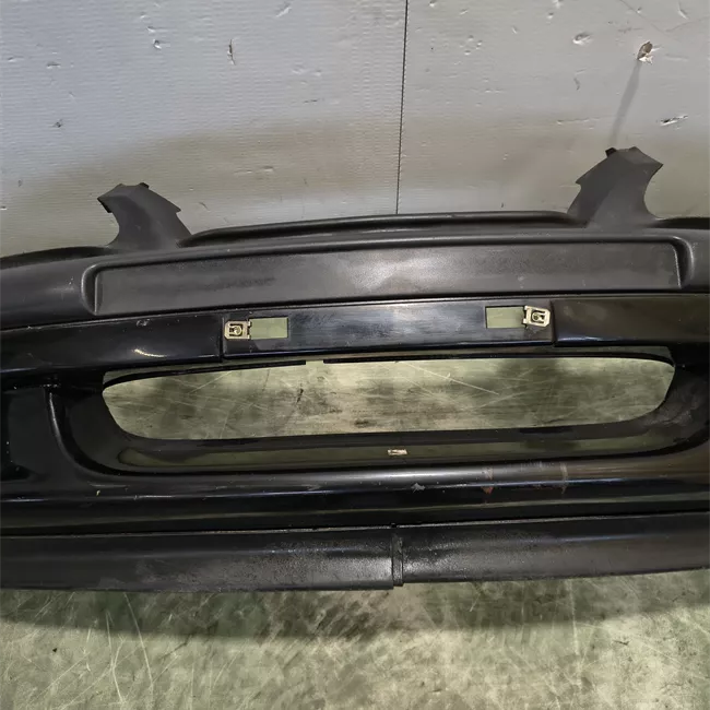 Paraurti anteriore con proiettori antinebbia primer