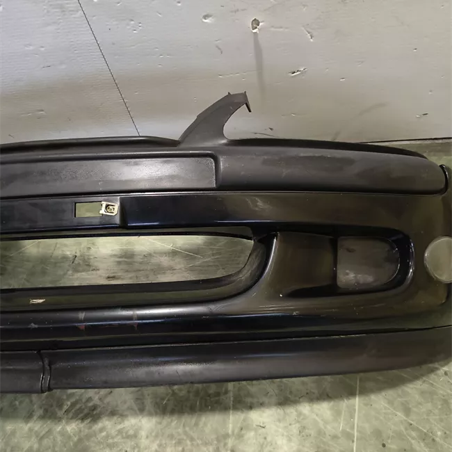 Paraurti anteriore con proiettori antinebbia primer