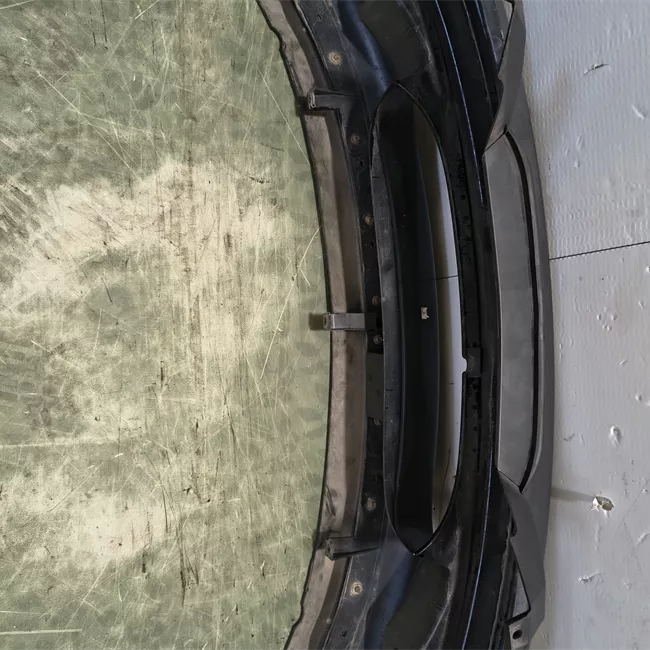 Paraurti anteriore con proiettori antinebbia primer