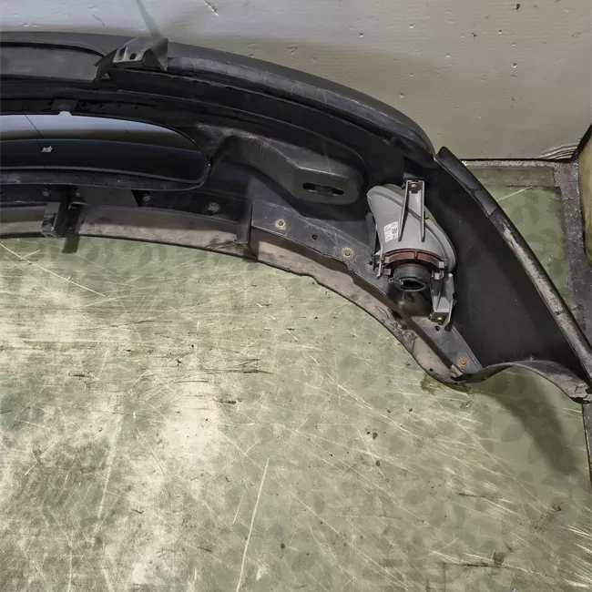 Paraurti anteriore con proiettori antinebbia primer