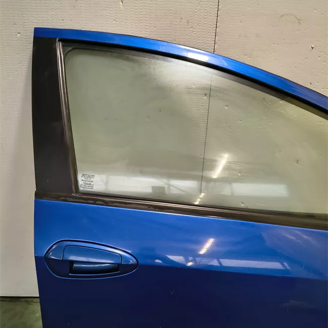 Porta anteriore destra