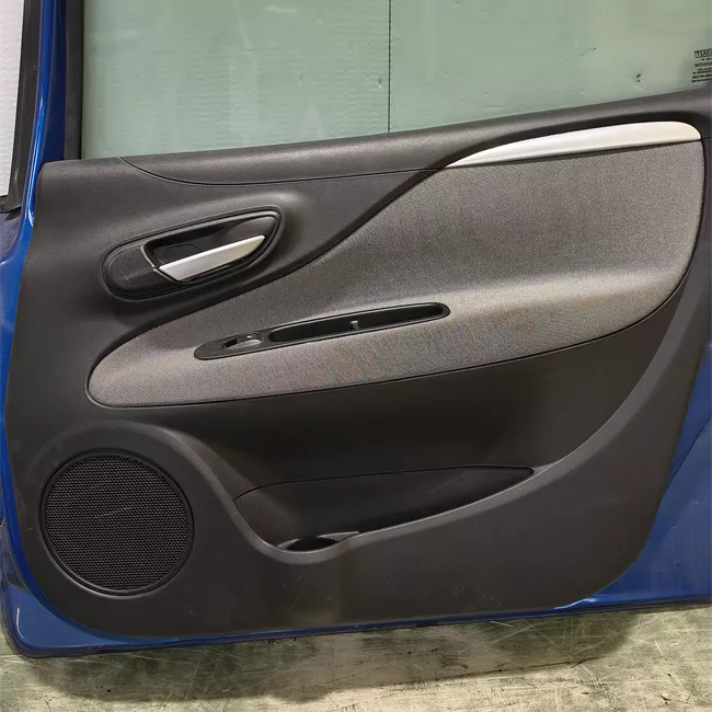 Porta anteriore destra