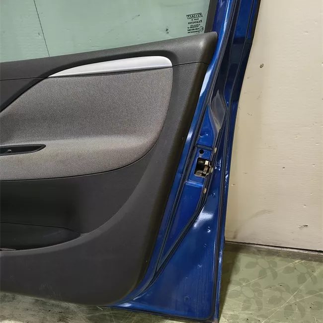 Porta anteriore destra