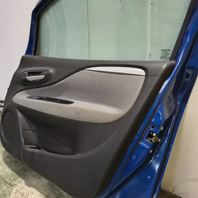 Porta anteriore destra