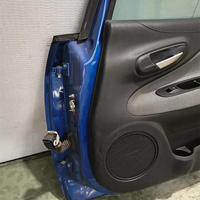 Porta anteriore destra