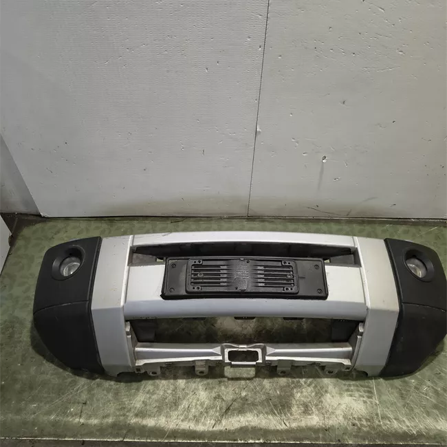 Paraurti anteriore con lavafari fendinebbia