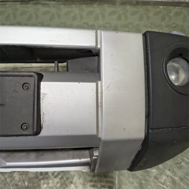 Paraurti anteriore con lavafari fendinebbia