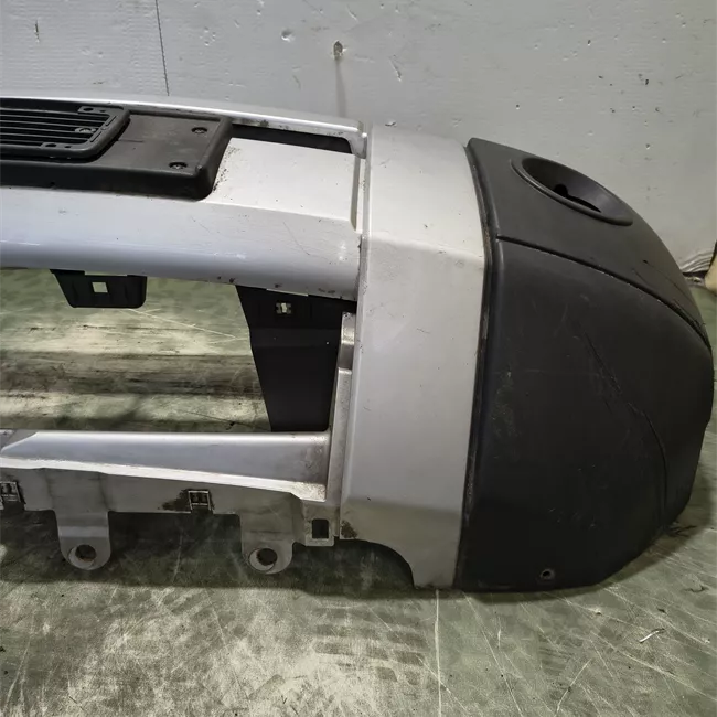 Paraurti anteriore con lavafari fendinebbia