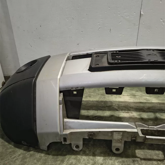 Paraurti anteriore con lavafari fendinebbia