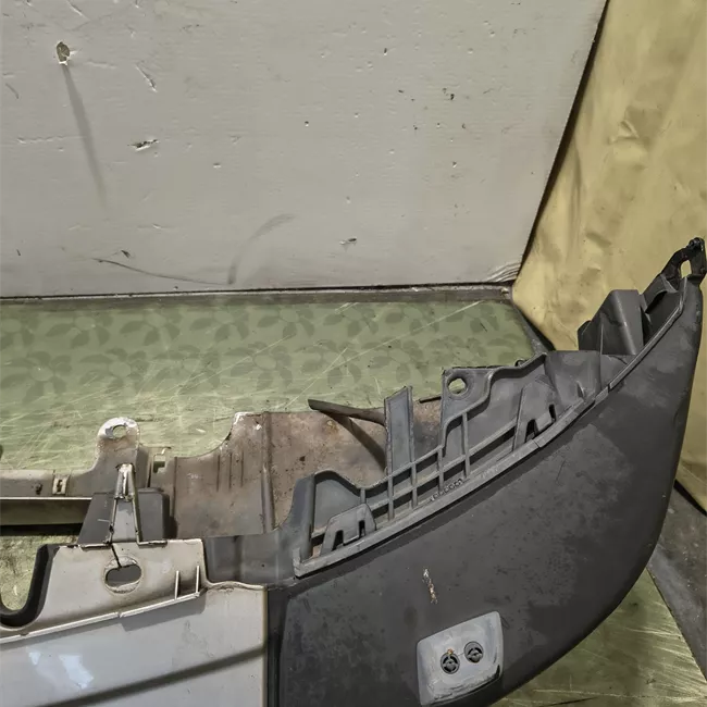 Paraurti anteriore con lavafari fendinebbia