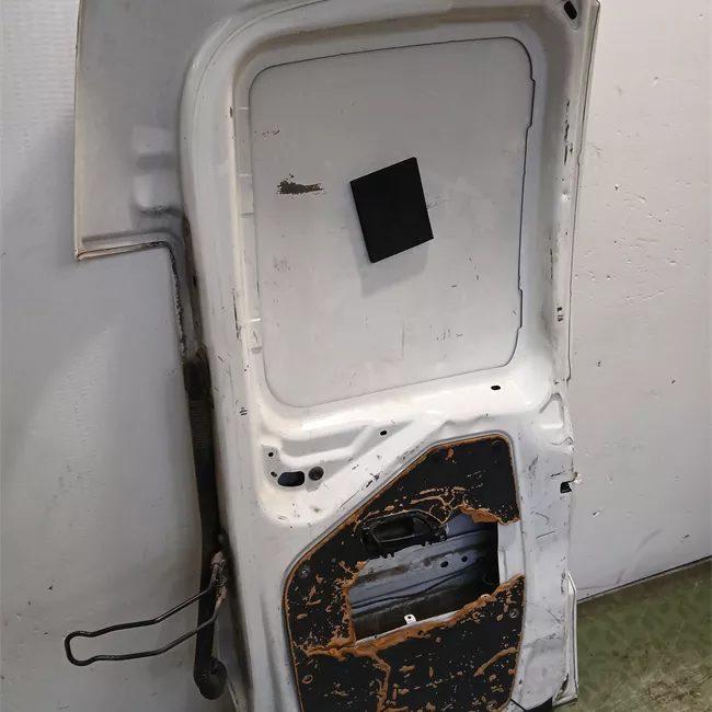 Porta carico posteriore a battente destra