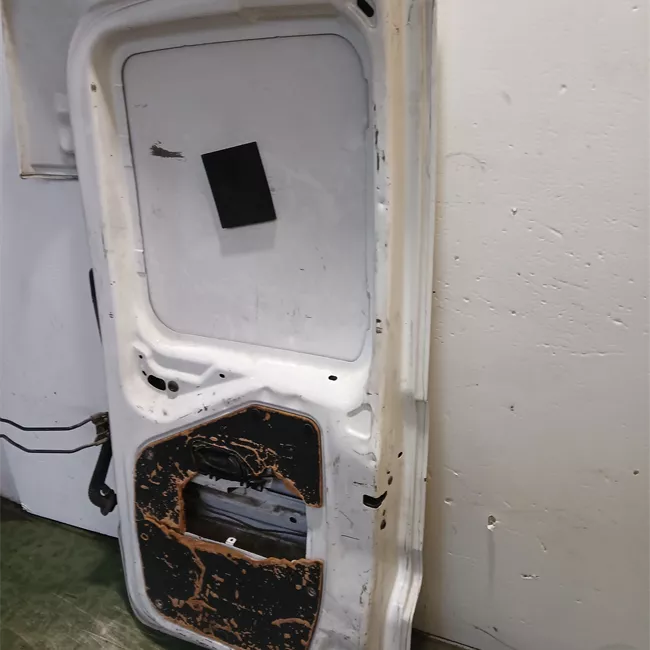 Porta carico posteriore a battente destra