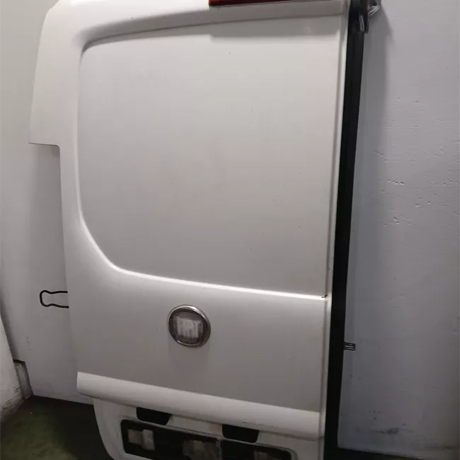 Porta carico posteriore a battente sinistra