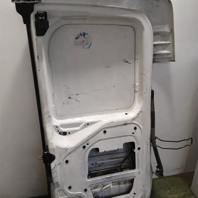 Porta carico posteriore a battente sinistra