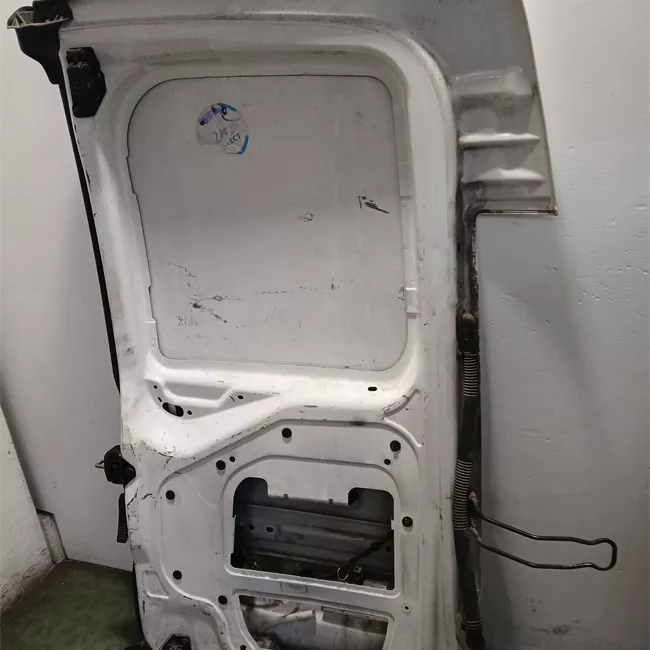 Porta carico posteriore a battente sinistra