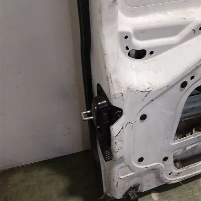 Porta carico posteriore a battente sinistra