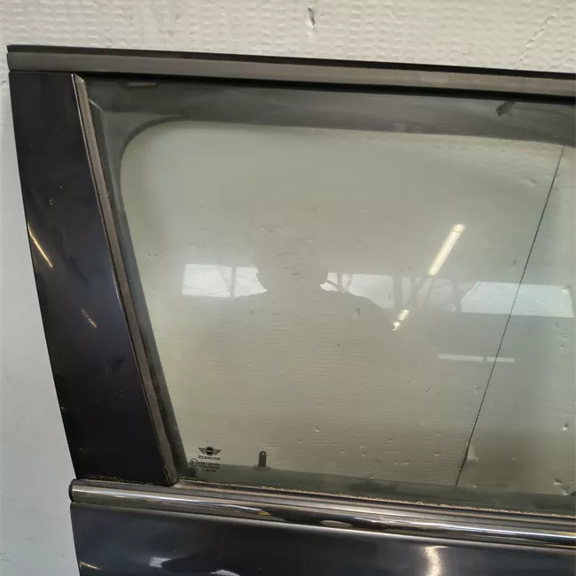 Porta anteriore destra