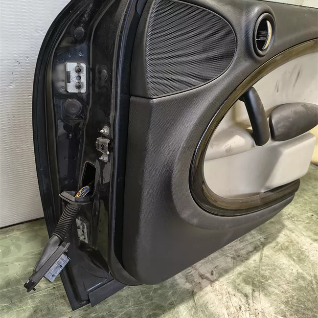 Porta anteriore destra